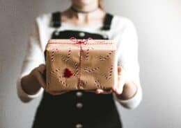 Vrouw met een kado in haar handen.