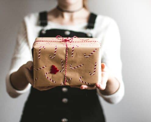 Vrouw met een kado in haar handen.